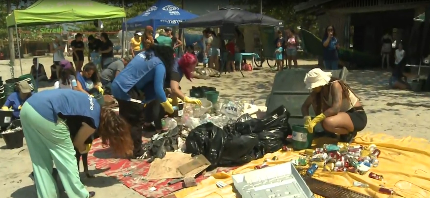 Grupo faz mutirão e retira quase 170 kg de lixo em praia de Ubatuba, SP