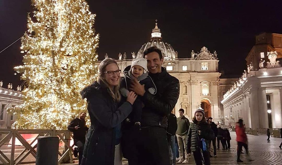 Andressa com o marido e o filho na Praça São Pedro, no Natal de 2018 — Foto: Arquivo pessoal 