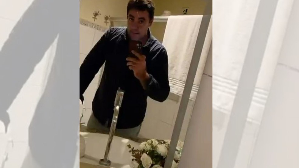2 de 5
Vereador chega a filmar o pr&oacute;prio rosto no espelho ap&oacute;s soltar a companheira e se trancar no banheiro em Mar&iacute;lia &mdash; Foto: Arquivo pessoal