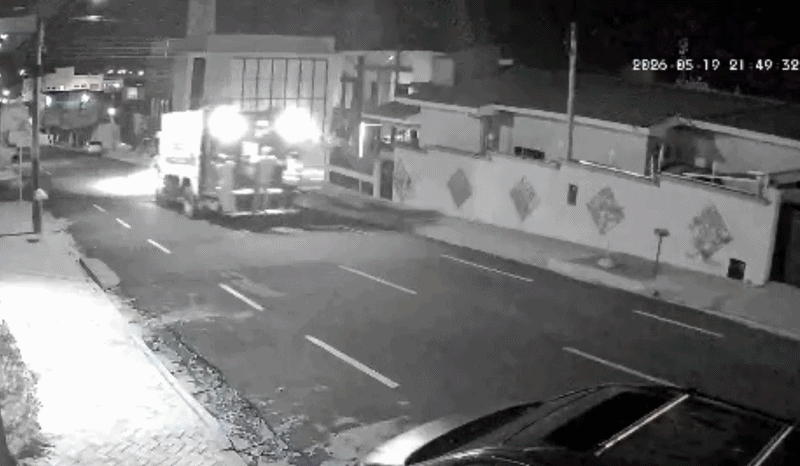 Caminhão de coleta de lixo tomba após batida com caminhonete e deixa feridos no interior de SP
