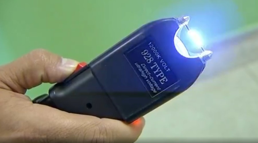 Mulheres são autorizadas a portar armas de choque para defesa pessoal no AM; entenda nova lei