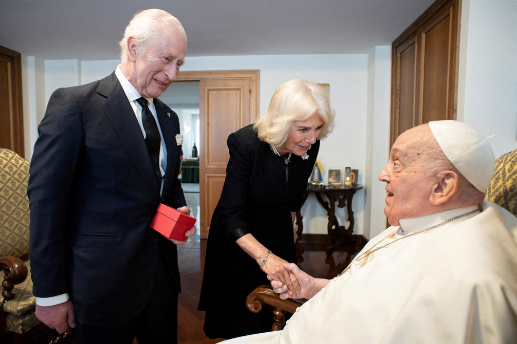 Papa Francisco recebe Rei Charles III e a Rainha Camilla, do Reino Unido, no Vaticano — Foto: Mídia do Vaticano/Divulgação via REUTERS
