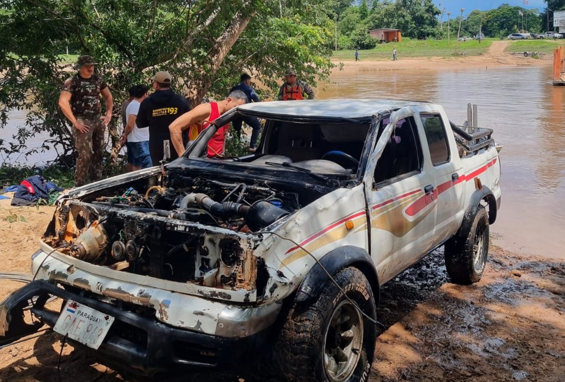 Caminhonete cai de balsa e motorista morre afogado no rio Apa, em Caracol