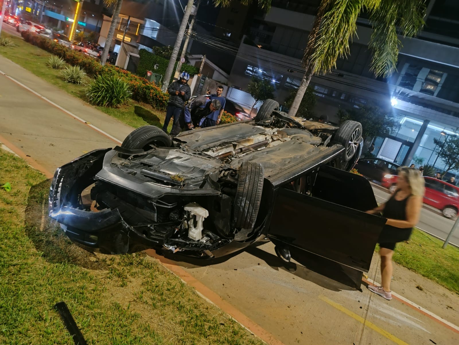 Carro capota após bater em poste e deixa três pessoas feridas na Avenida Norte-Sul, em Campinas 