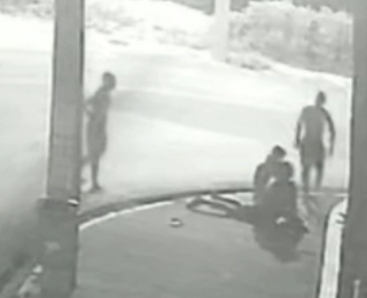 Homem é espancado até a morte em calçada de avenida em Jaboatão dos Guararapes; VÍDEO