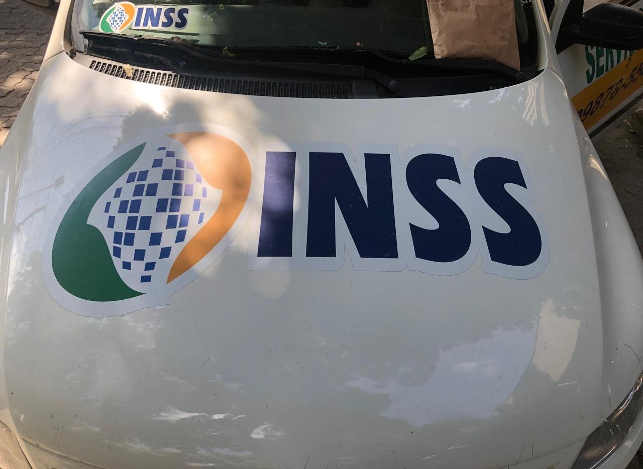 PF prende motorista com veículo adesivado com logo do INSS na porta da agência, em Governador Valadares  