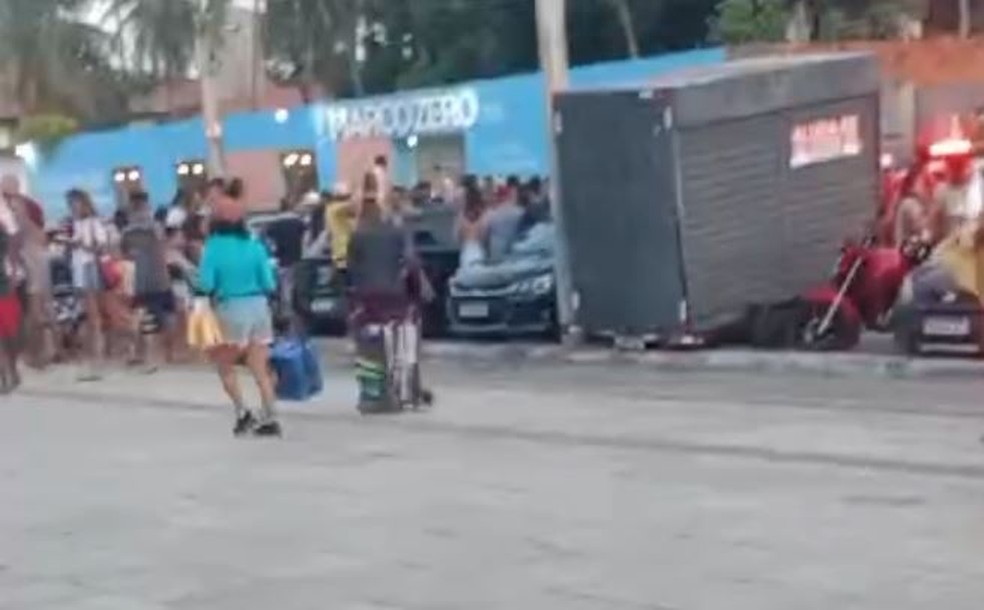 Ataque a tiros deixa dois mortos e um ferido no calçadão do Vila do Mar, na Barra do Ceará, em Fortaleza. — Foto: Reprodução