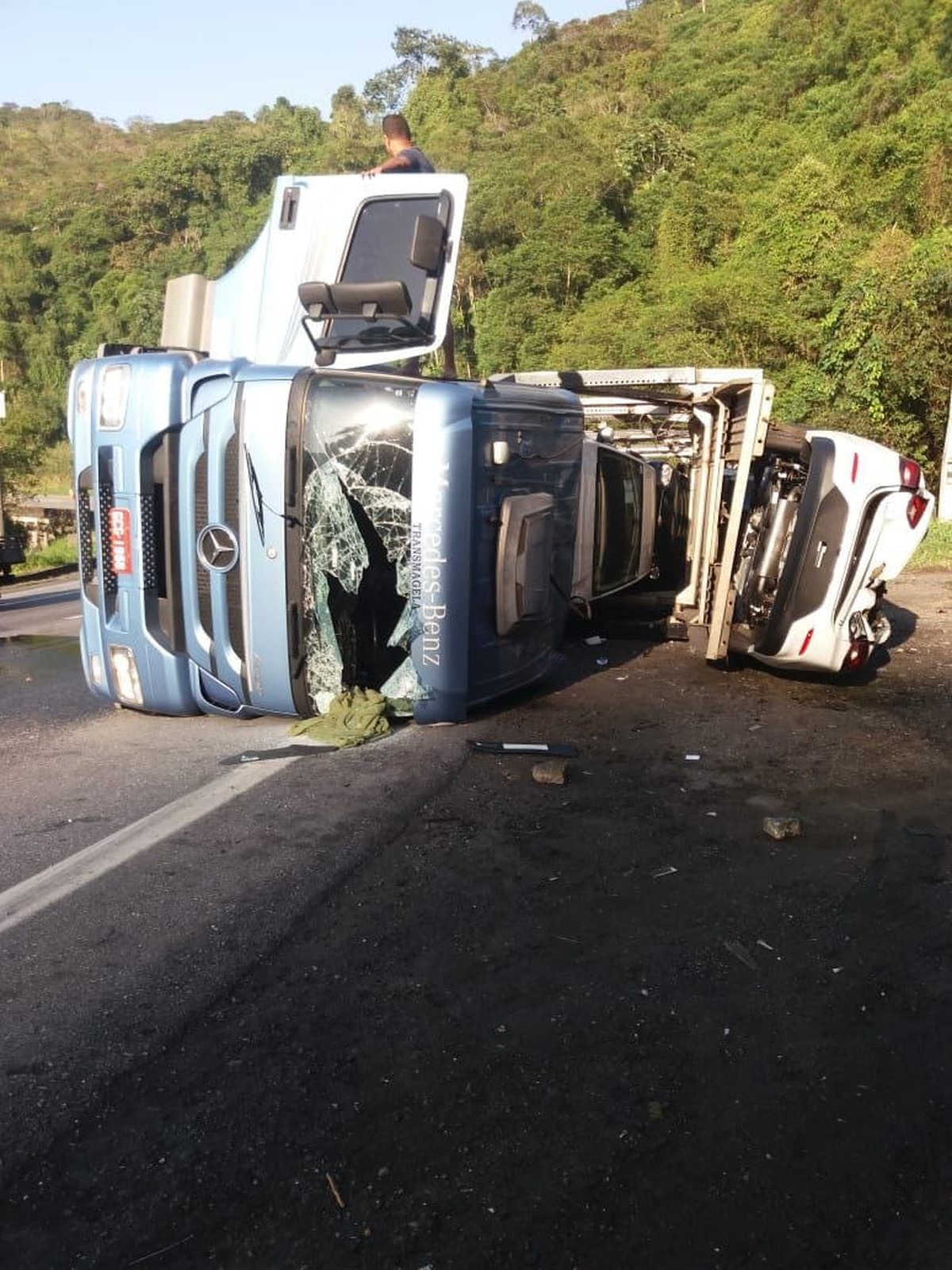 Engavetamento entre carreta-cegonha, caminhões e moto deixa uma