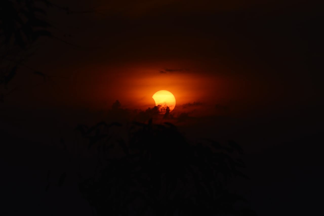 Eclipse solar parcial é registrado em Campinas; veja FOTOS e VÍDEOS 