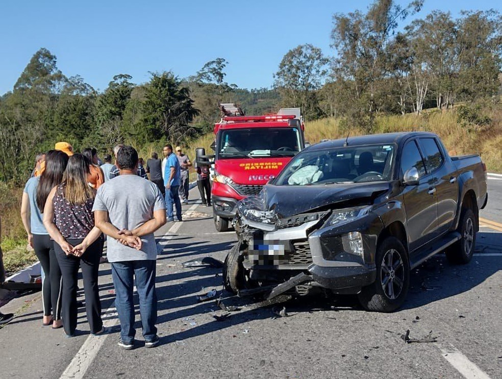 Outro carro envolvido em acidente na BR-265, entre Barbacena e Barroso — Foto: Corpo de Bombeiros/Divulgação