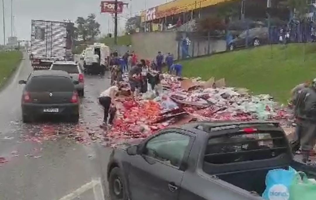 Carga de refrigerante é saqueada na BR-470 após cair de caminhão em SC