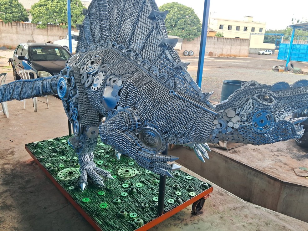 Escultura de dinossauro criada por  bombeiro e artesão Carlos Henrique Tomé, de Santa Cruz das Palmeiras (SP). — Foto: Arquivo pessoal