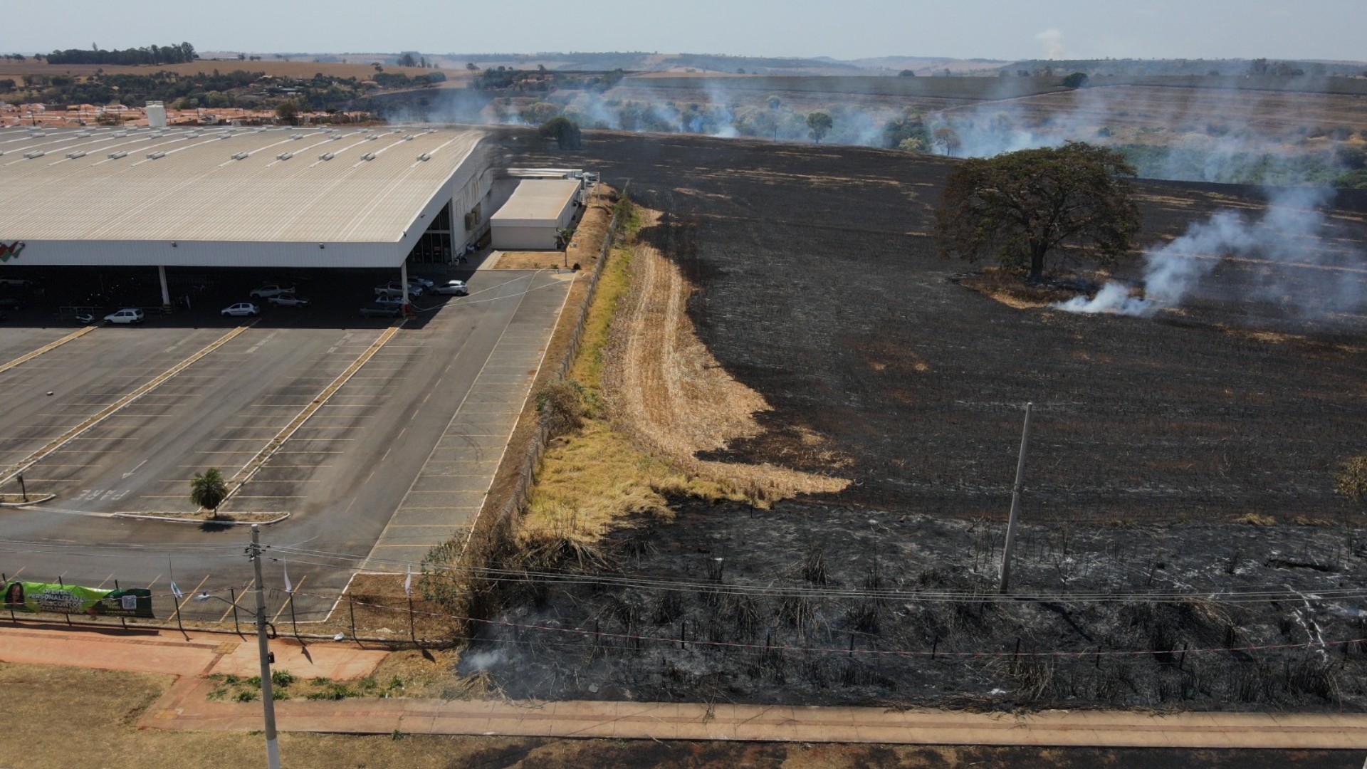 VÍDEO: Incêndio atinge área de mais de 40 campos de futebol e cerca hipermercado em Patos de Minas 