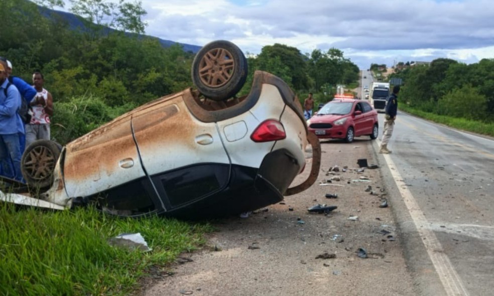 Suspeito matar mulher e ferir idoso morre após bater carro em carreta na BR-407 — Foto: PC-BA