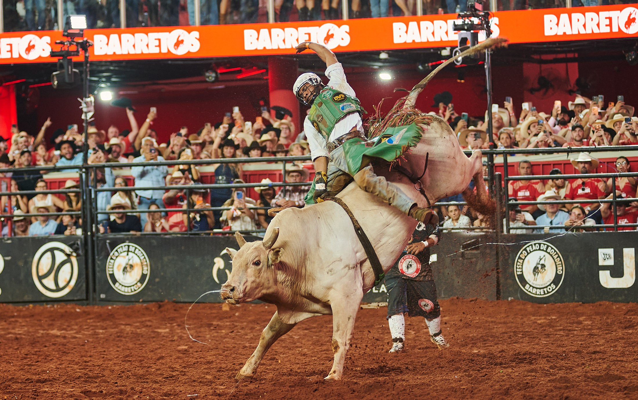 Em final só de brasileiros, peão do Paraná supera favoritos e é campeão do Rodeio Internacional de Barretos 2026