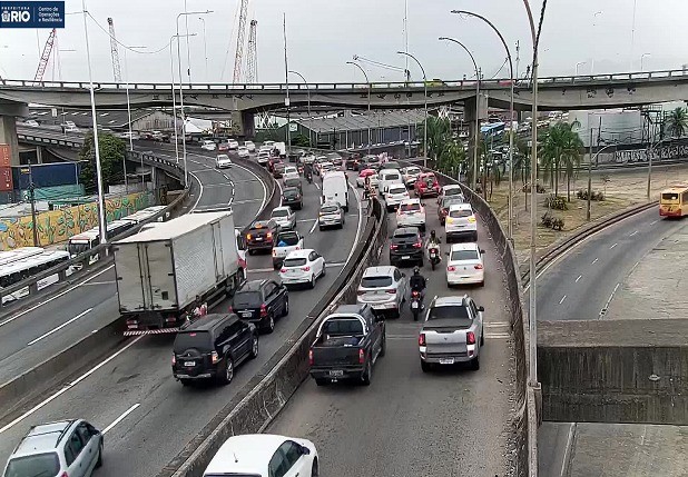 Acidente entre carro e moto deixa morto e ferido na Ponte Rio-Niterói