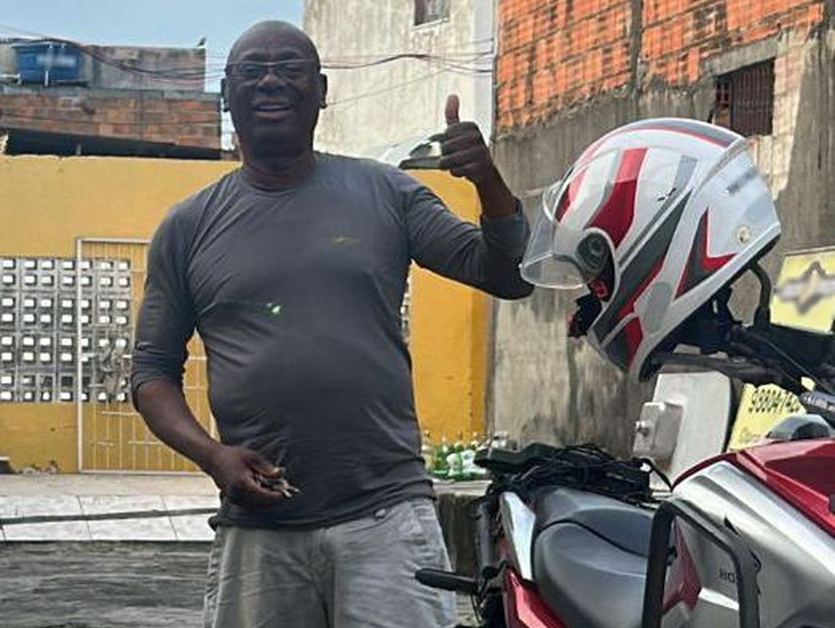 Familiares e amigos se despedem de servidor do MPF que morreu em acidente na ponte Aracaju-Barra