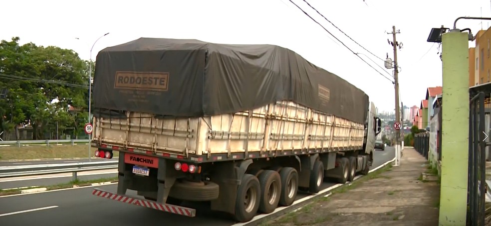 Suspeitos roubam carga de caminhão e mantém motorista de refém em Campinas; um foi preso — Foto: EPTV