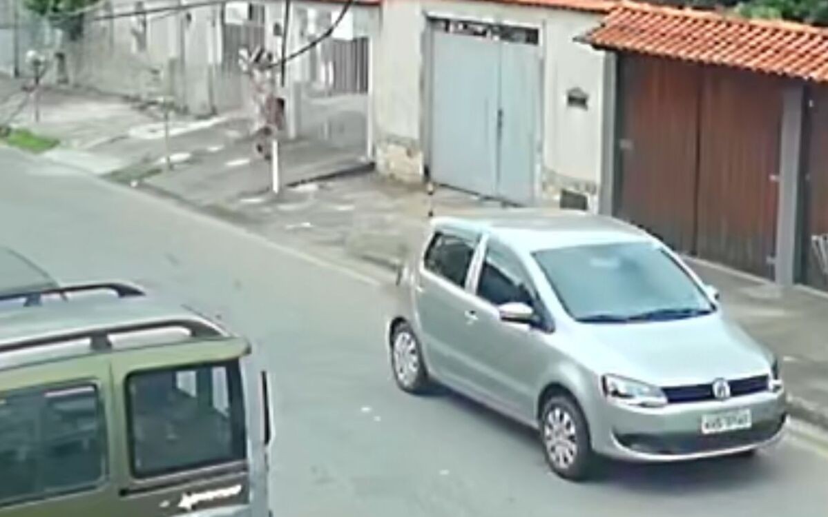 VÍDEO: Mulher abre garagem e tem carro furtado em segundos em Volta Redonda
