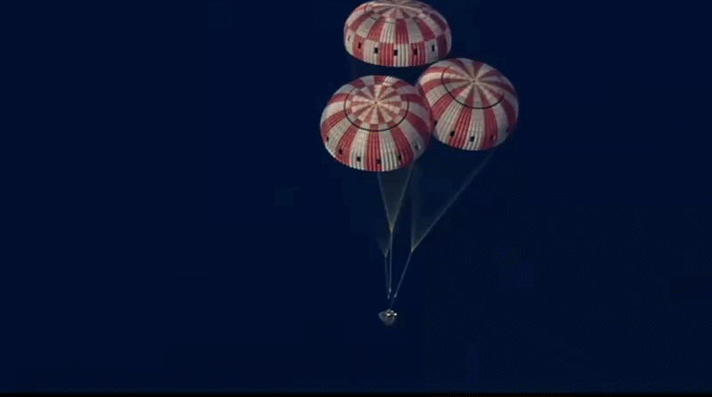 VÍDEO mostra abertura dos paraquedas e pouso da Artemis II no mar