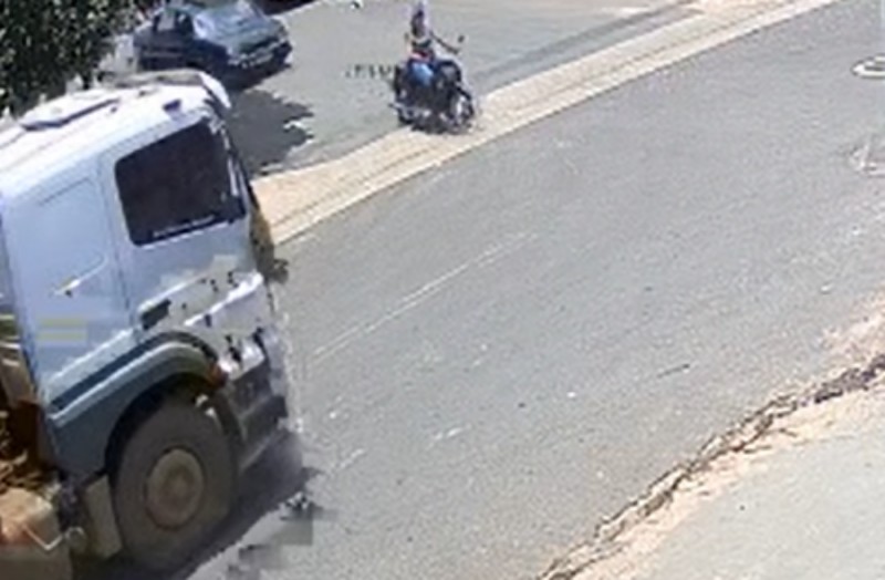 VÍDEO: Motociclista morre após ser atropelada por caminhão em Glicério