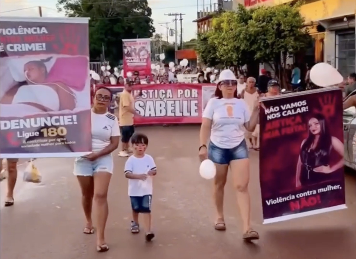 Familiares protestam após jovem ser encontrada com sinais de violência em terreno no Amazonas