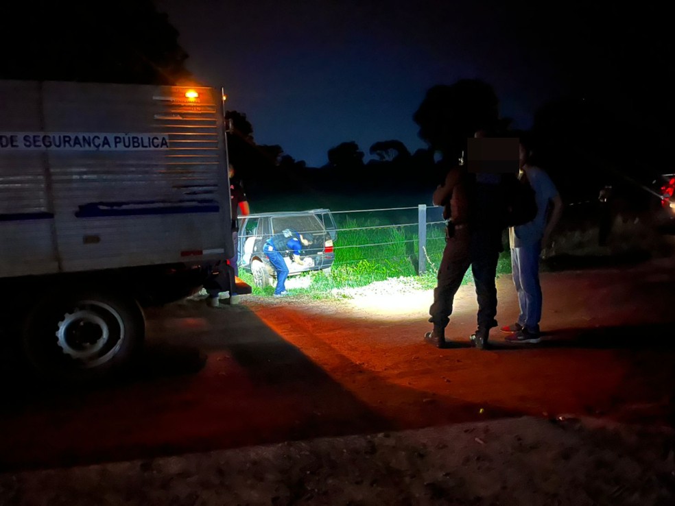Corpo foi encontrado envolto em um lençol, dentro de um carro, em uma área rural de Cáceres (MT) — Foto: Reprodução