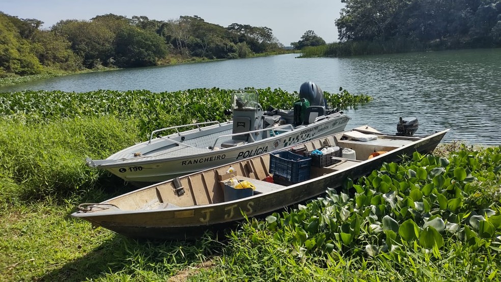 Pescadores recebem multa de R$ 2,4 mil por pesca irregular no Rio Paraná, em Panorama (SP) — Foto: Polícia Ambiental
