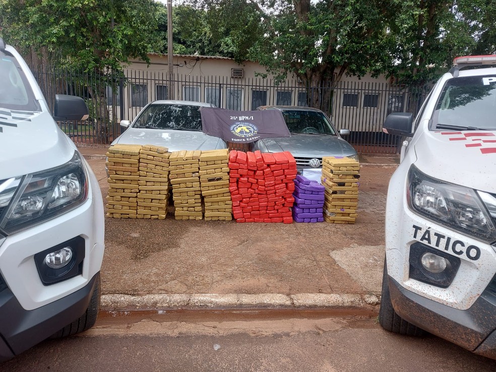 Homens são presos com mais de 400 kg de maconha escondida em carro em Paulicéia (SP) — Foto: Reprodução/Polícia Militar