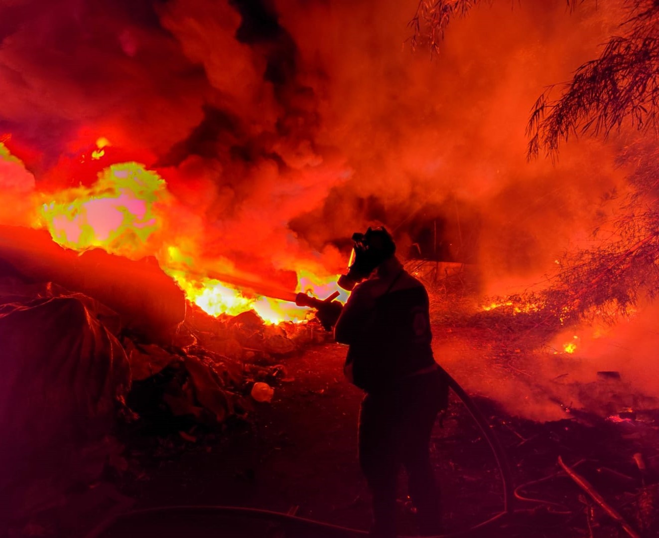 Incêndio de grandes proporções atinge galpão de reciclagem em Caçapava