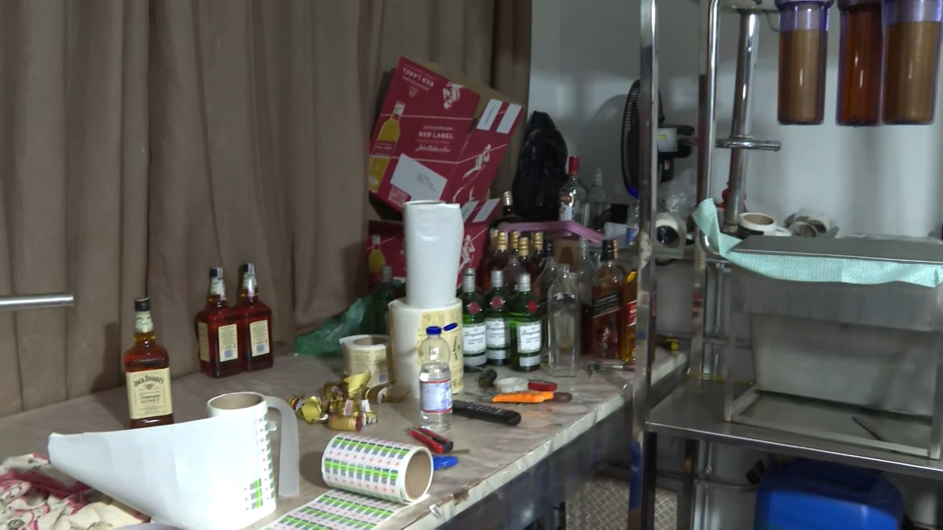 Operação encontra rótulos e garrafas de bebidas falsas e prende homem no interior de SP