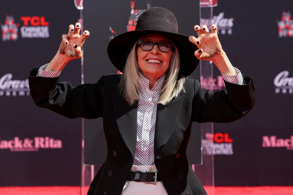 Diane Keaton coloca as mãos no cimento em cerimônia em 2022. — Foto: Reuters