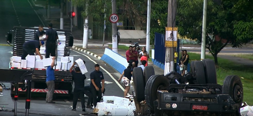 Motorista morreu após capotar caminhão em Hortolândia — Foto: Reprodução/EPTV