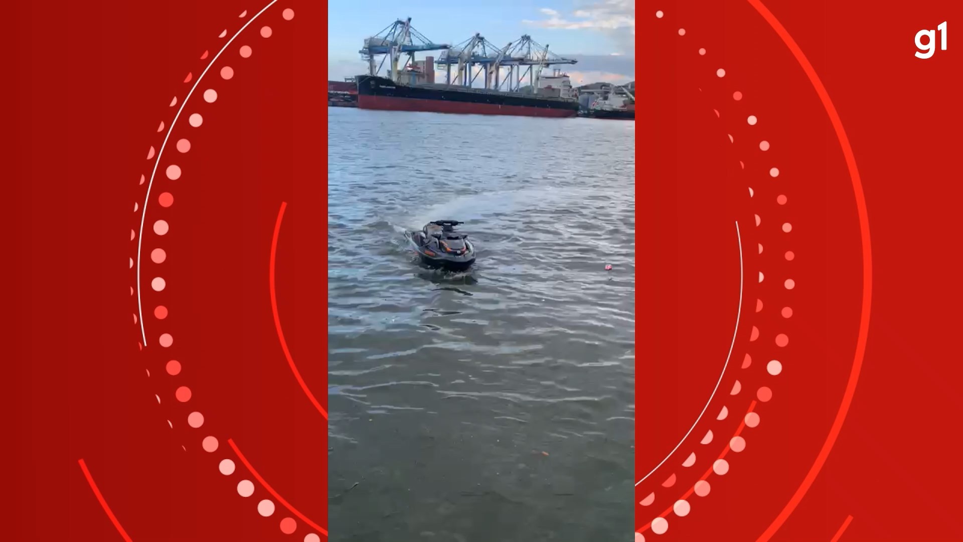 Moto aquática aparece andando sozinha no mar e chama a atenção em Vitória