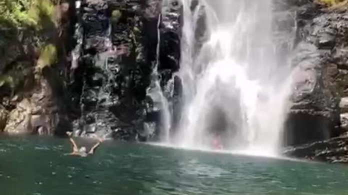 Sucuri toma banho de cachoeira e é levada por correnteza