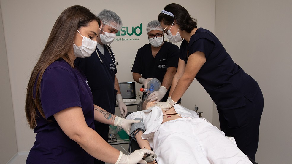 Prática clínica no Centro de Simulação da UNISUD. — Foto: Assessoria Universidad Sudamericana