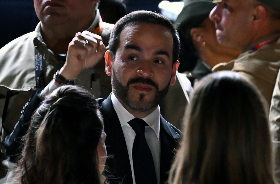 Abelardo De La Espriella participa de vigília em homenagem às vítimas de terremoto na Colâmbia, em 28 de agosto de 2026 — Foto: Raul Arboleda/AFP
