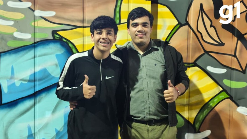 Os irmãos Da Rocha Correia começaram a colecionar álbum da copa em 2022 em MT — Foto: Abder Khan
