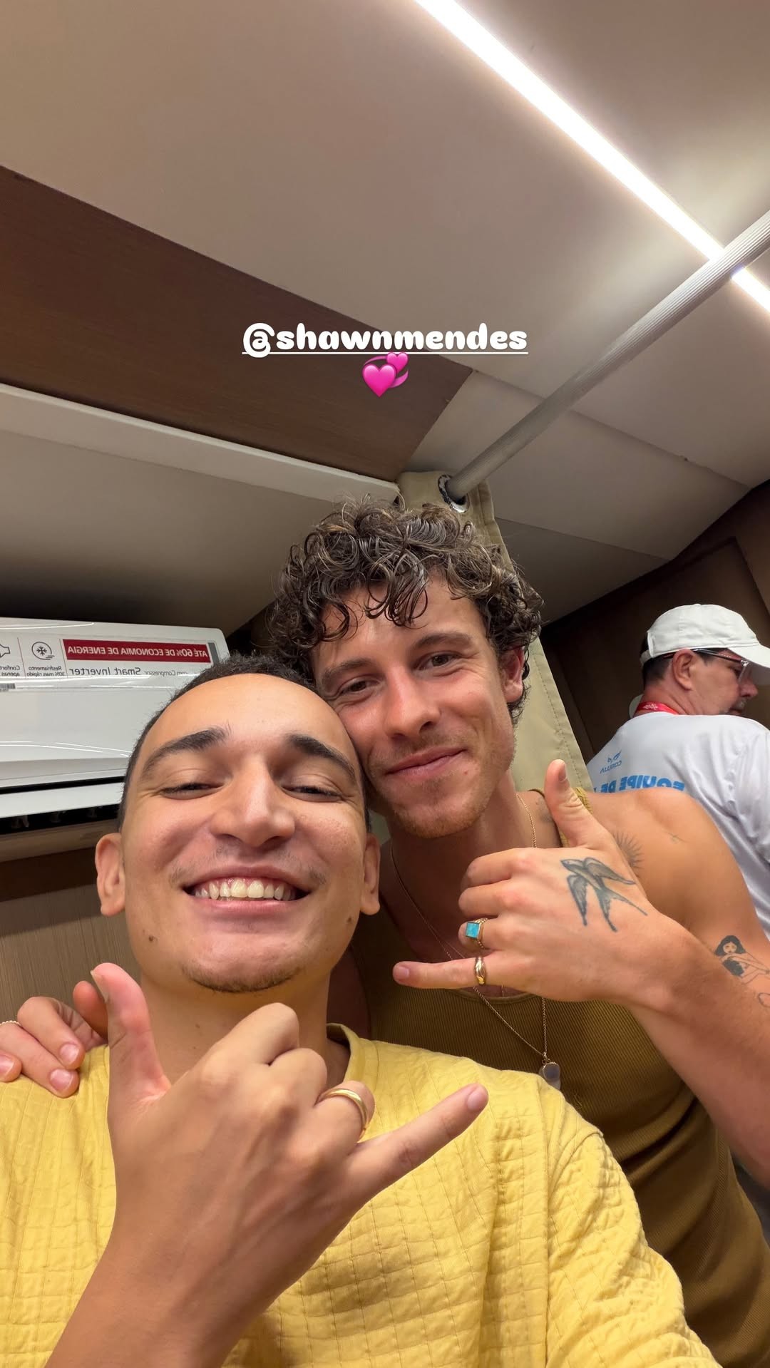 'Falta só o CPF': Shawn Mendes posa para selfie com João Gomes em Salvador