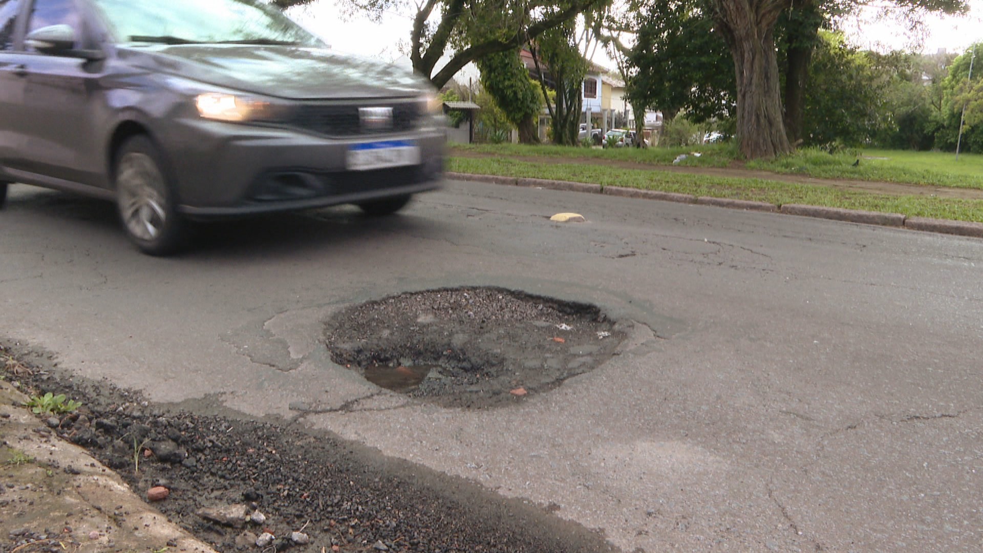 Saiba como a inteligência artificial ajuda a mapear buracos no asfalto em Porto Alegre