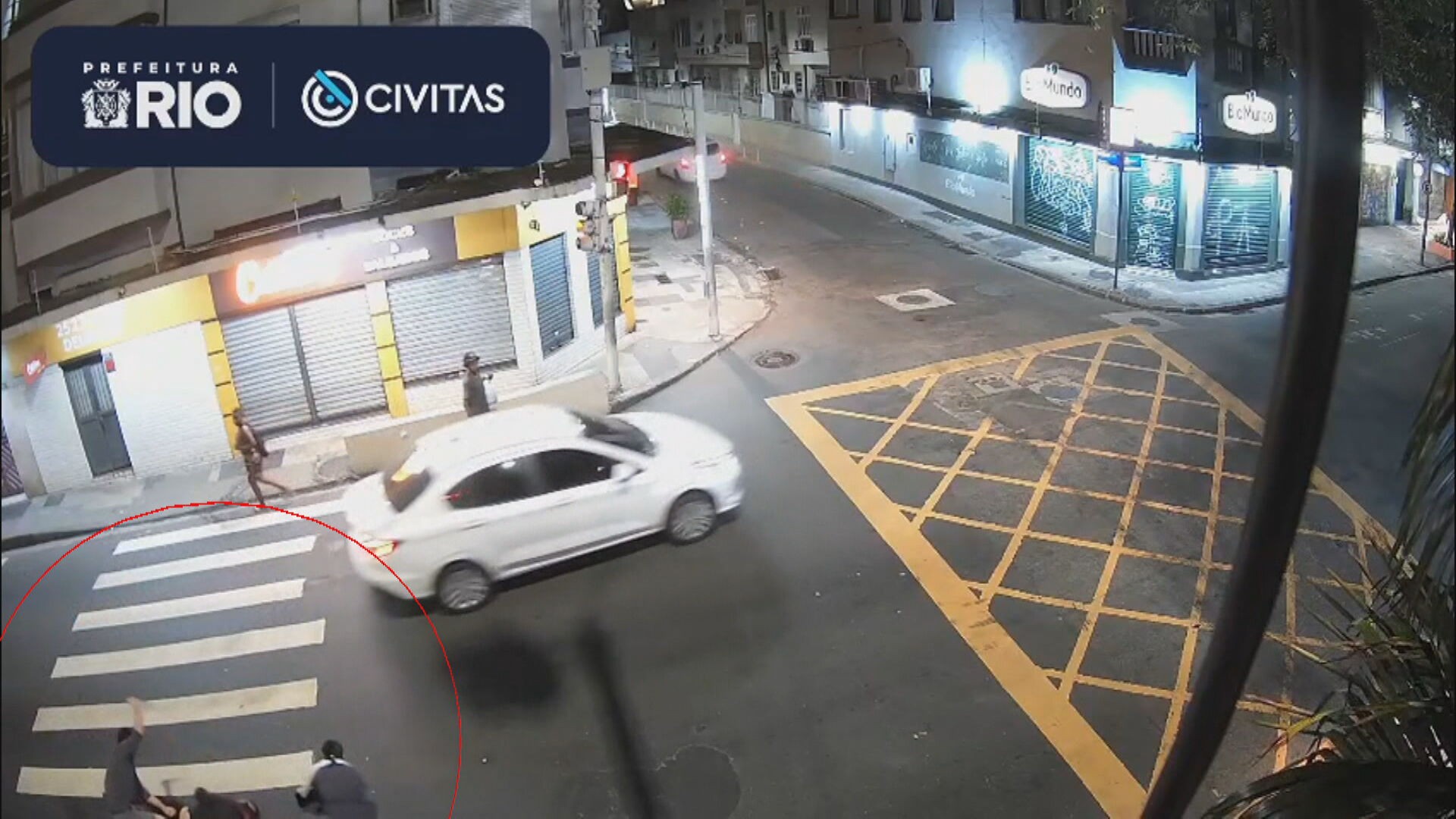 Motorista foi esfaqueado após discussão com passageiros por taxa de devolução de celular esquecido, diz PM; câmera registrou crime