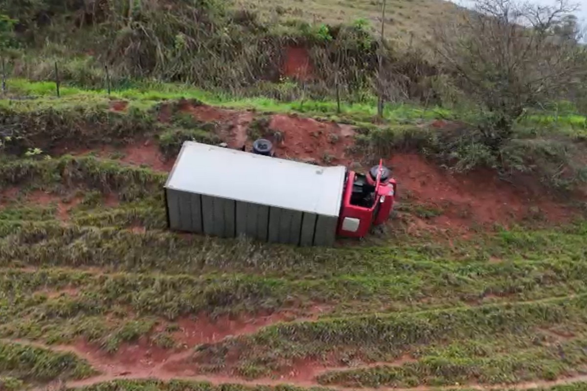 Caminhão sai da pista e cai em ribanceira às margens da RJ-226, em Natividade
