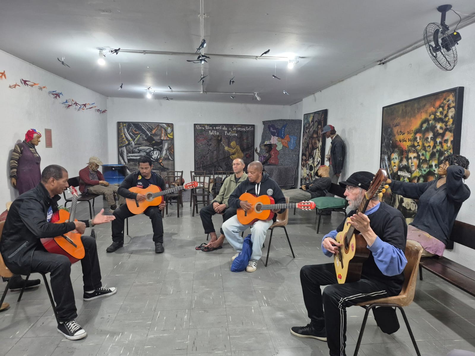 Homem em situação de rua viraliza ao tocar piano em São Paulo; projeto social transforma vidas por meio da música