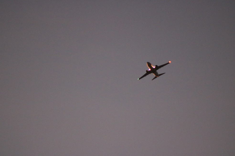 Avião no céu de São Paulo — Foto: Renata Bitar/g1