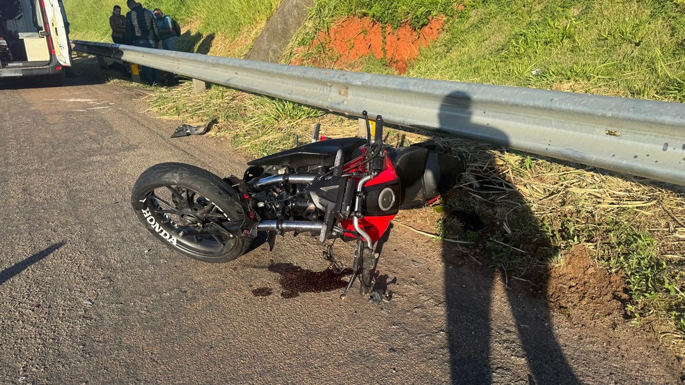 Acidente entre carro e motocicleta interdita rodovia Santos Dumont em Indaiatuba — Foto: Paulo Bernardino