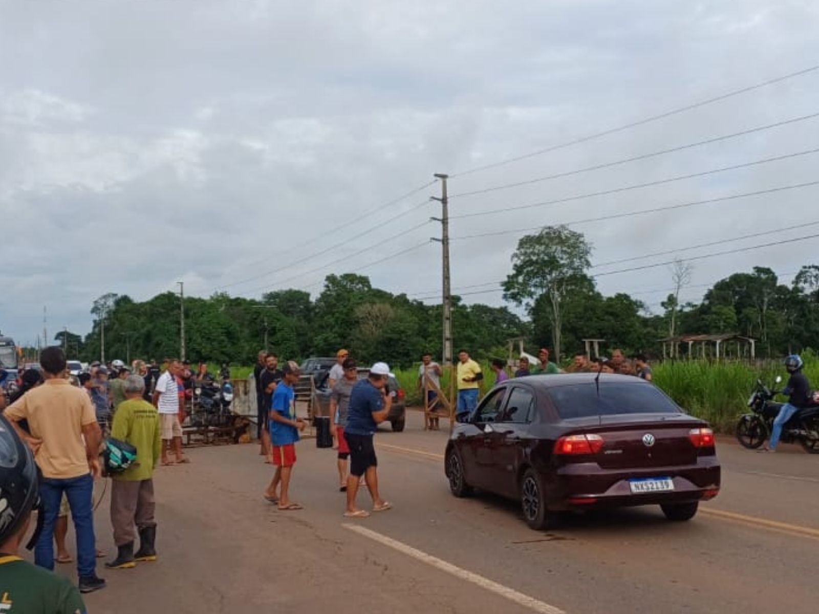 Moradores fecham rodovia e reivindicam melhorias em bairro no Segundo Distrito de Rio Branco