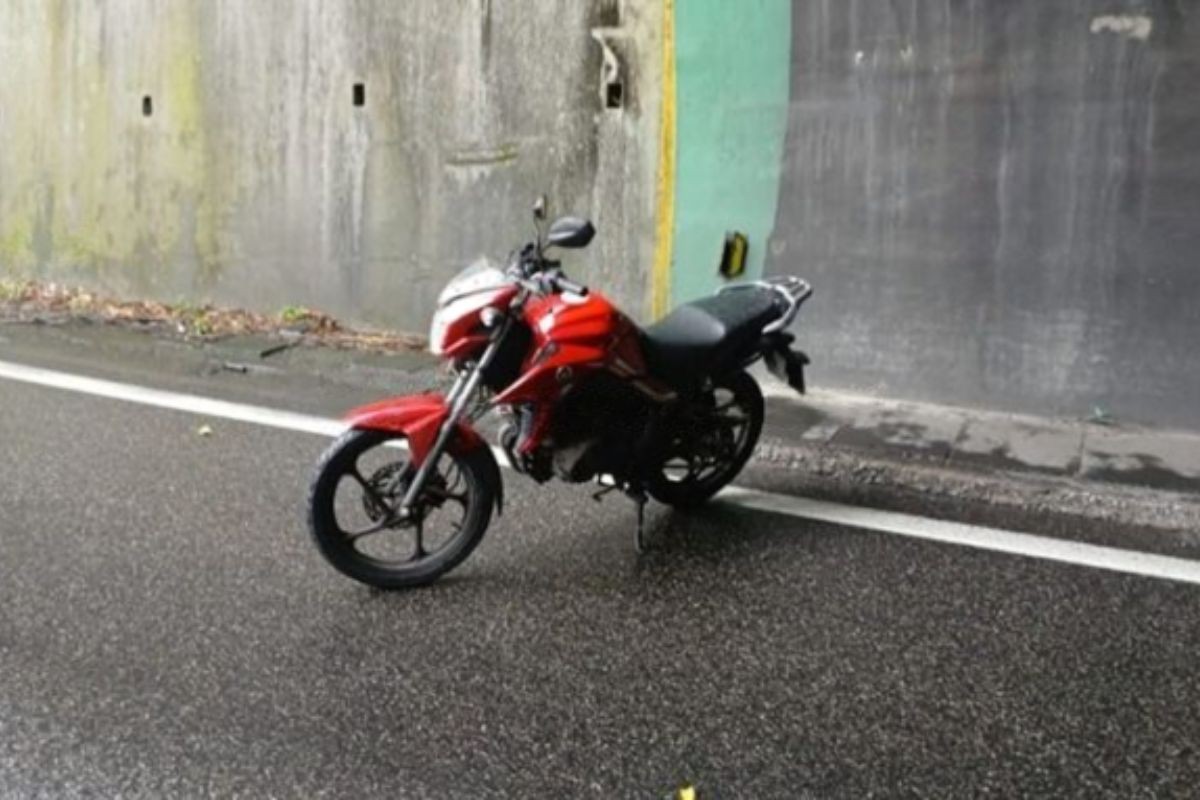Motorista de caminhão foge após bater em motocicleta na rodovia Anchieta, SP 