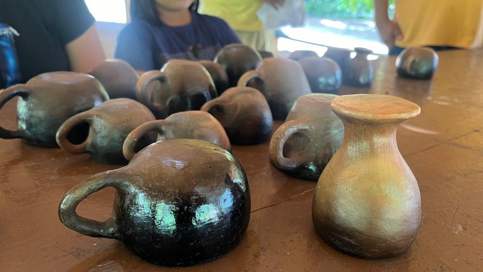Caneca feita de argilha por mulheres Paiter Suruí — Foto: Emily Costa/g1 RO