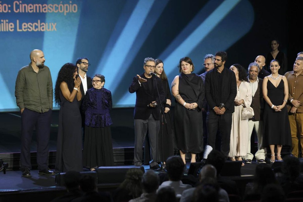 Kleber Mendonça Filho durante discurso no Prêmio Grande Otelo, quando defendeu maior aproximação da Academia Brasileira de Cinema com realizadores e produtores de estados fora do Sudeste. — Foto: Divulgação