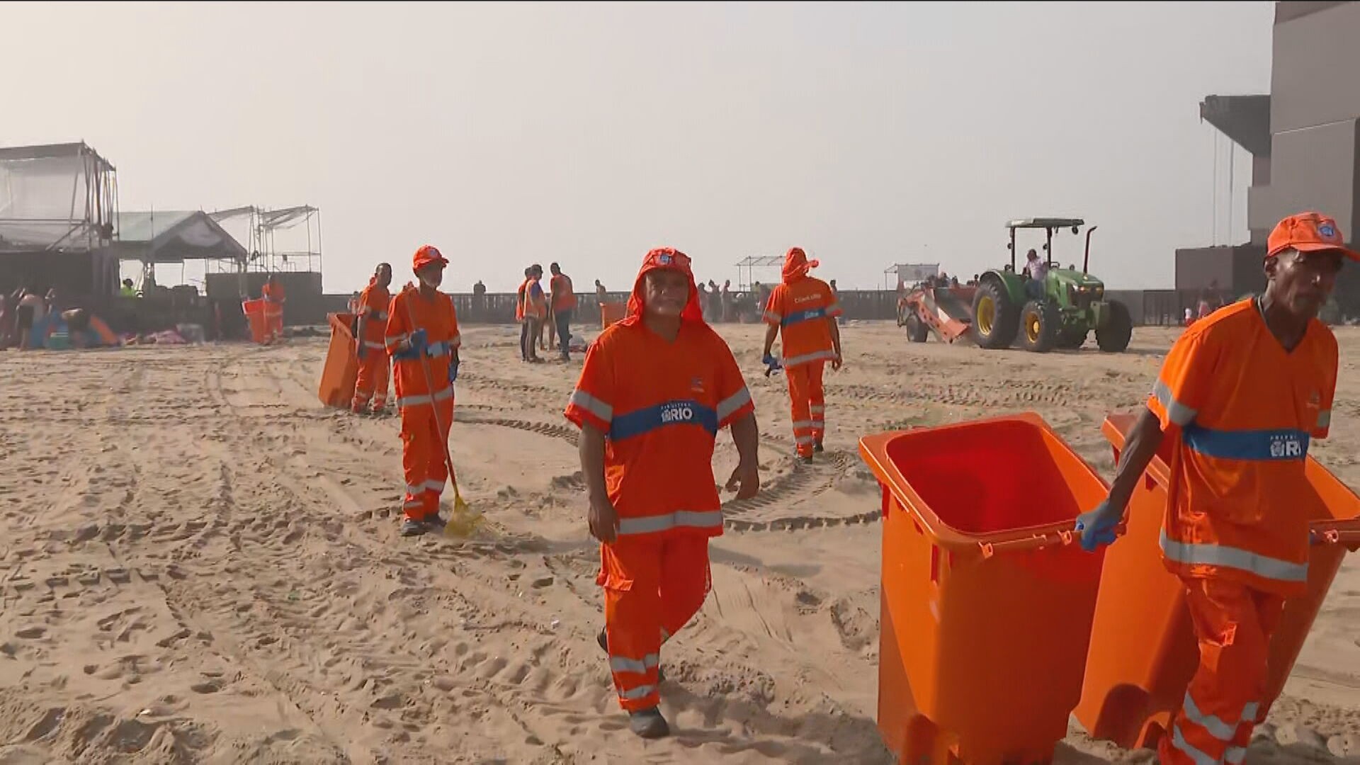 Cerca de 5,3 mil garis limpam praias e vias do Rio; mais de 600 toneladas de lixo devem ser recolhidas em Copacabana